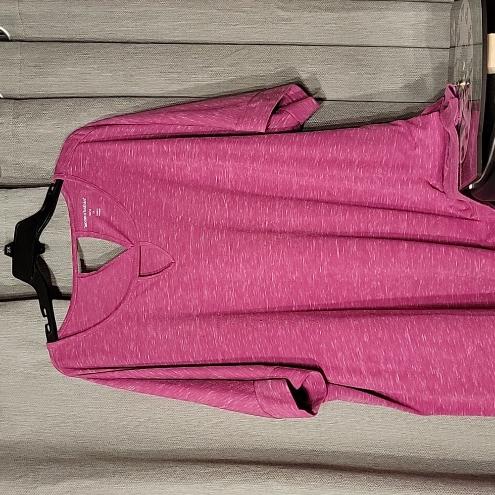 Woman within 3x keyhole shirt
